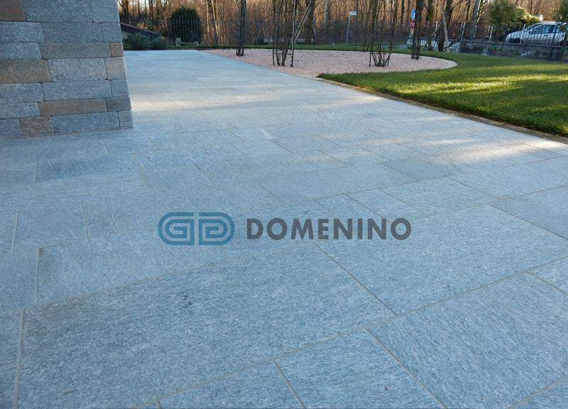 Pavimento in pietra di Luserna, piano fiammato, colore scelto |Sol en pierre de Luserna, surface flammée, couleur choisie |Bodenplatten Luserna Oberfläche geflammt, Farbe grau